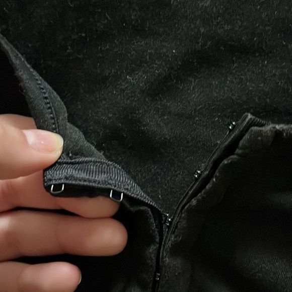 SHEIN Curve Hook and Eye Top - Picture 3 of 3